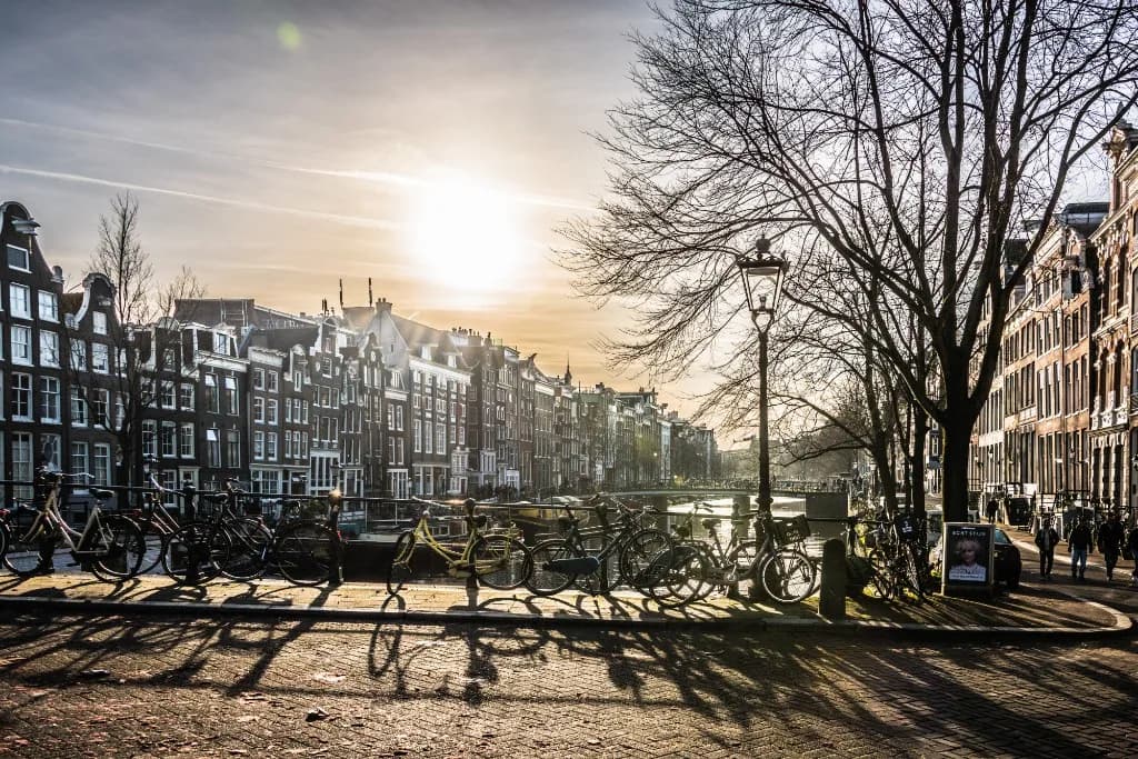 Amsterdam gracht bij gouden uur